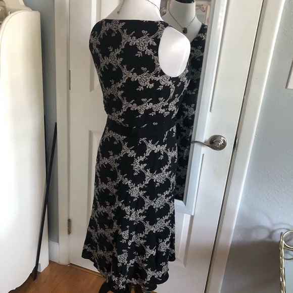 Ann Taylor size 4 silk dress, lined.  Beautiful - Picture 3 of 8